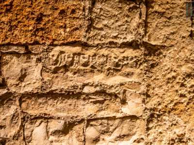 Sulle pareti in pietra scorgiamo invece una piccola modanatura. Si tratta di una kyma ionica, un fregio appartenente ad antichissimi edifici di epoca romana, i cui resti sono stati riutilizzati nella muratura 

